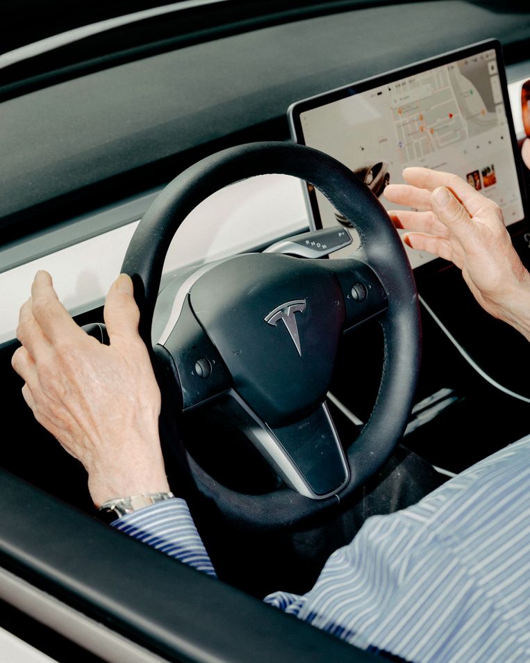 ‘Chauffeurs moeten steeds de controle over het stuur kunnen overnemen’, zo reageert Tesla steevast op kritiek.  Beeld NYT