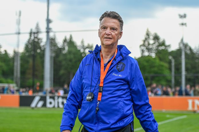 Louis van Gaal straalt na de training op de KNVB Campus vanmiddag.
