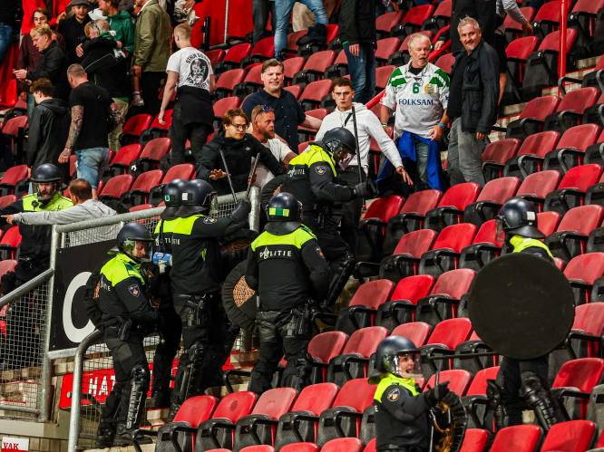 Tien arrestaties en meerdere gewonden rond massale vechtpartij in stadion FC Twente, ME ontruimt stationsplein