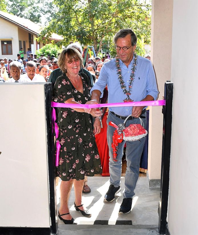 Egbert Hendriks en zijn vrouw Joke van Meerten openen een maand geleden een schoolgebouw in Wellawaya, een van de armste regio's van Sri Lanka. Hij noemt de aanslagen een ramp voor het land.