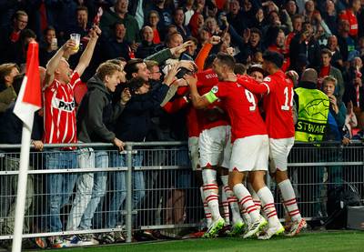 PSV houdt dan toch een verdiend punt thuis tegen Sevilla na knotsgekke slotfase