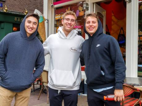 Toeristen lachen om blowverbod in Amsterdam: ‘Wij hebben die regel al gebroken’