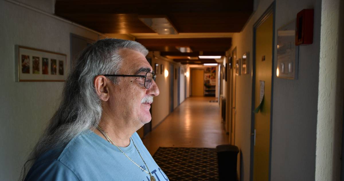 Jongerenbegeleider Jan pakt kinderen voor het slapen gaan de telefoon af, maar dat mag niet volgens 