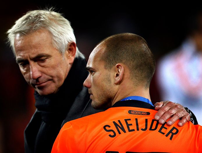 Bert van Marwijk troost Wesley Sneijder na afloop van de verloren finale.