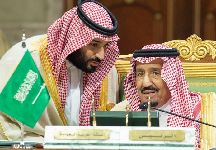 De Saudische koning Salman bin Abdulaziz (rechts) en de Saudische kroonprins Mohammed bin Salman (links).