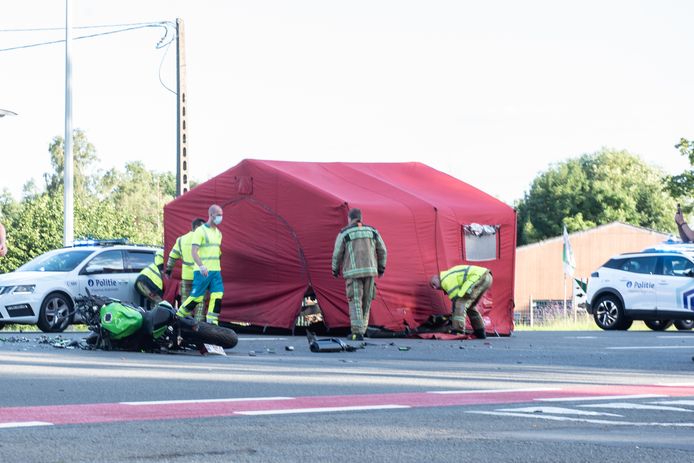 De brandweer kwam met een tent om het slachtoffer af te schermen.