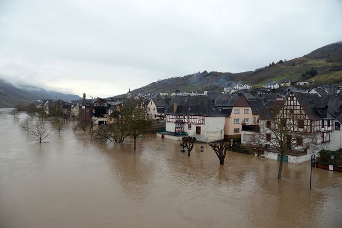 Ook het dorp Reil kan het water nauwelijks slikken. Daar staat het waterpeil van de Moezel intussen erg hoog.