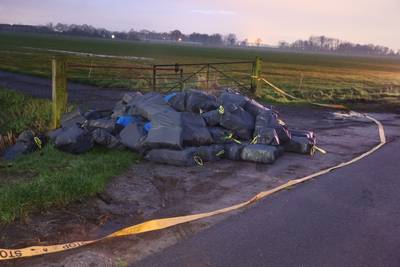 Brandweer doet metingen bij gedumpt afval in Elshout, vermoedelijk uit hennepkwekerij
