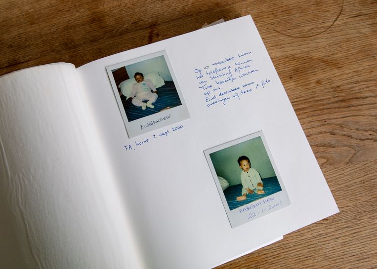 Foto’s uit het familie-album: de eerste foto’s die het echtpaar Marrevee kreeg toegestuurd van de broertjes.  Beeld Lin Woldendorp