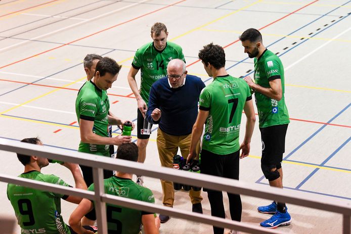Coach Luc Engelschenschilt met richtlijnen voor zijn spelers begin deze maand tijdens de match bij titelrivaal Hemiksem.