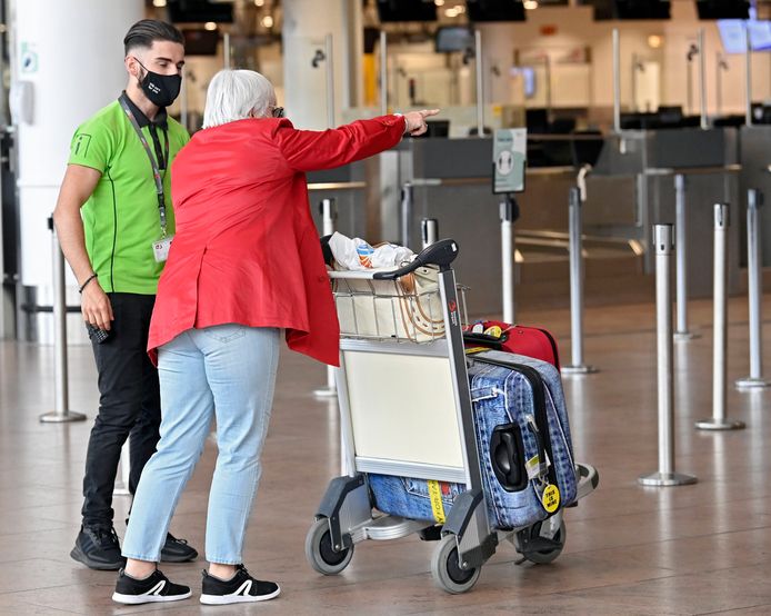 Het speciale certificaat of paspoort moet coronaveilig reizen binnen de Europese Unie deze zomer mogelijk maken. Beeld op Brussels Airport, ter illustratie.