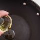 Say what! Zóveel calorieën zitten er in een eetlepel bakolie