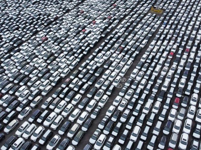 Van Cadillac tot Lexus: duizenden ‘Russische’ luxewagens vangen stof in de haven Zeebrugge