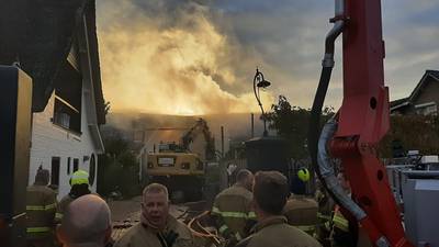 Grote brand in schuur van woonboerderij in Herpt: ‘Vuur greep snel om zich heen’