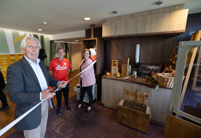 De opening van de ‘dementheek’ op de Vitalis-locatie Berckelhof werd gisteren verricht door oud-PSV’er Harry Lubse; met rechts naast hem Gerard Groenen en initiatiefnemer Sylvia van Aggel.