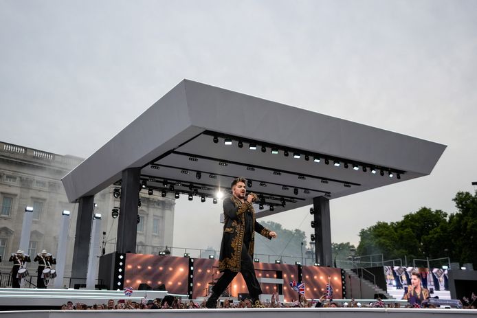 Adam Lambert op het podium.