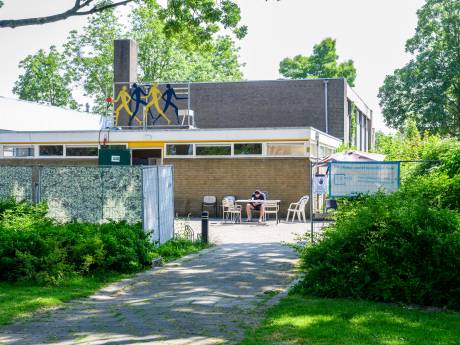 Asielzoekers woedend over onmenselijke omstandigheden in Ambachtse gymzaal: ‘Dit is een halve gevangenis’