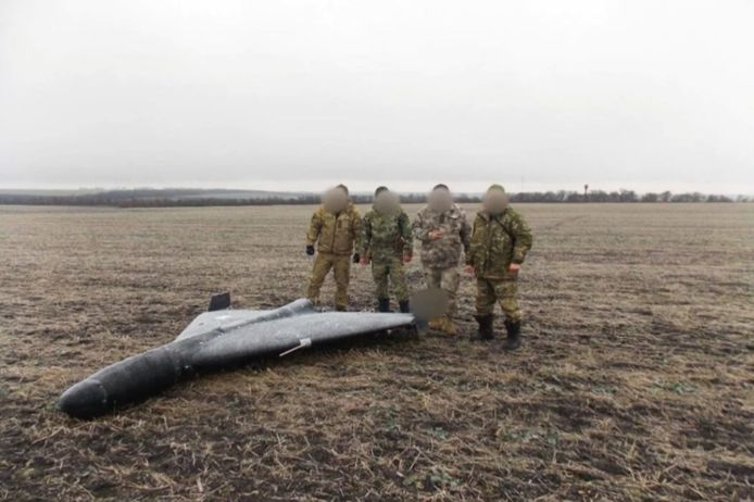 Oekraïense militairen bij de nagenoeg intacte Russische drone die uitgerust bleek met een originele Limbach-motor.
