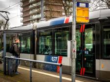 Ritje met de protesttram: actie voor behoud van lijn 21 naar Woudhoek en Spaland