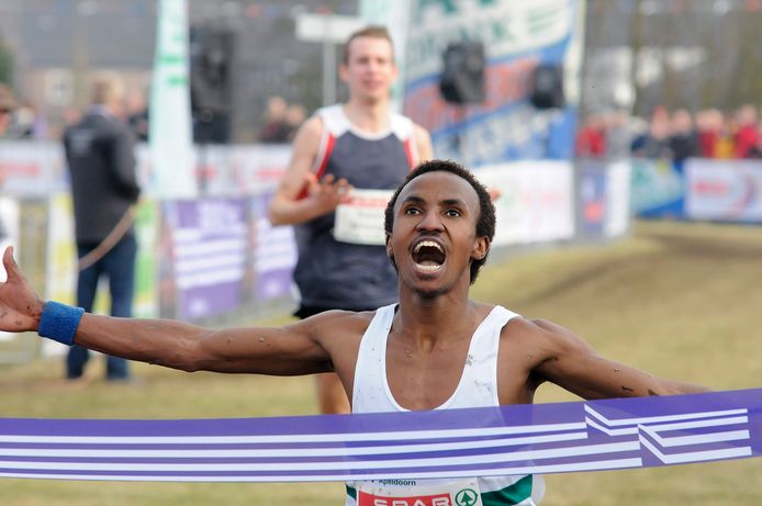 Abdi Nageeye sprint in Rijen op het NK cross naar zijn eerste grote titel. Achter hem de verbouwereerde en verslagen topfavoriet Patrick Stitzinger.