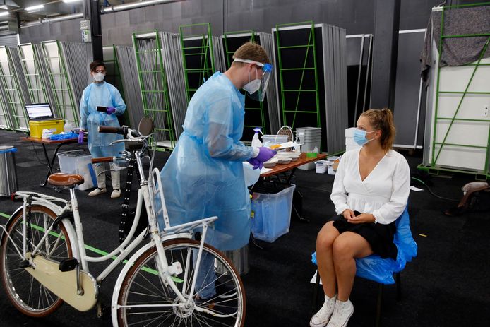 Guikje Poker komt op haar fiets naar de coronateststraat.