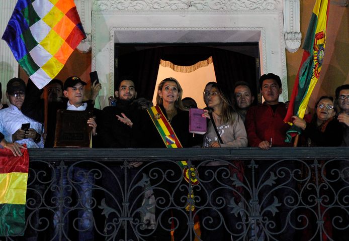 Jeanine Añez spreekt vanaf het balkon van het Quemado Paleis in La Paz nadat ze zichzelf uitriep tot interim-president.