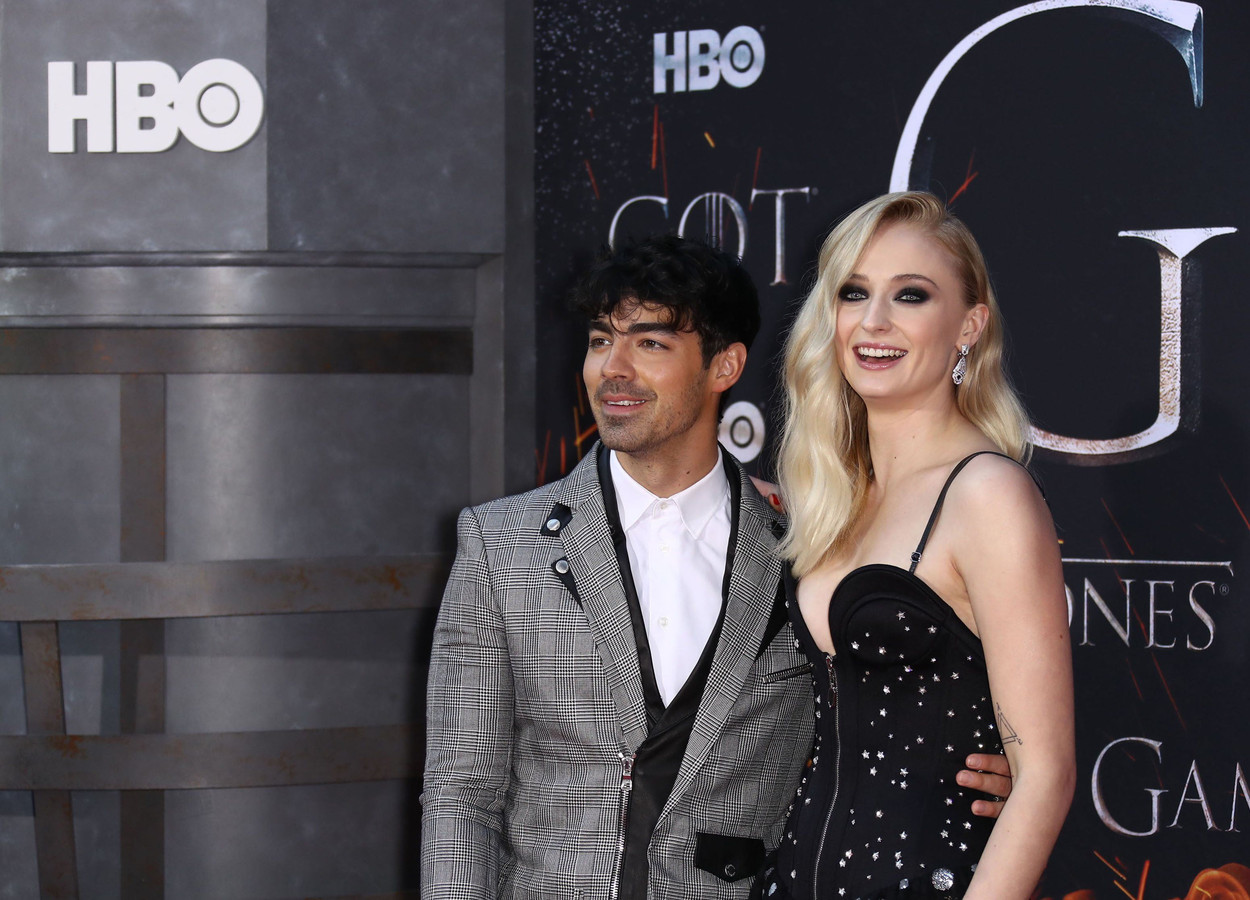 Een Elvis-imitator en cowboyhoeden: ook Joe Jonas en Sophie Turner stappen  stiekem in het huwelijksbootje in Las Vegas | Foto | hln.be