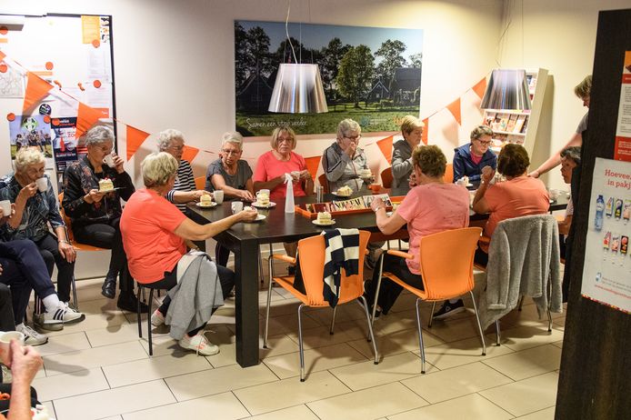 Na het wekelijkse uurtje sporten is het tijd voor taart. „Vandaag nemen we afscheid van Joost Uyterschout”‚ legt Marietje Kuipers uit.