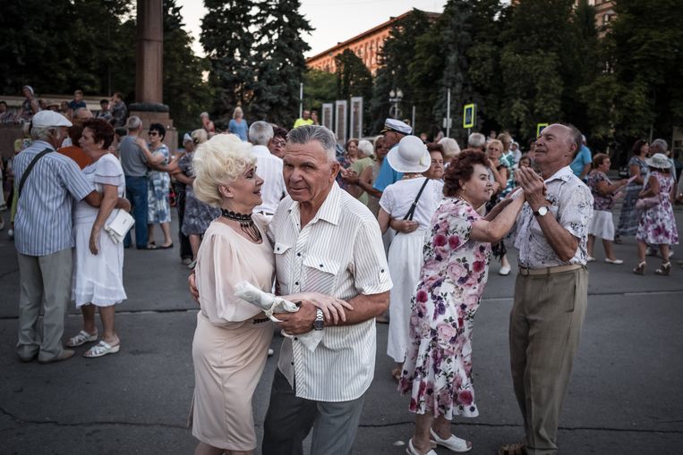 Ouderen dansen in Volvograd. Beeld Sergey Ponomarev