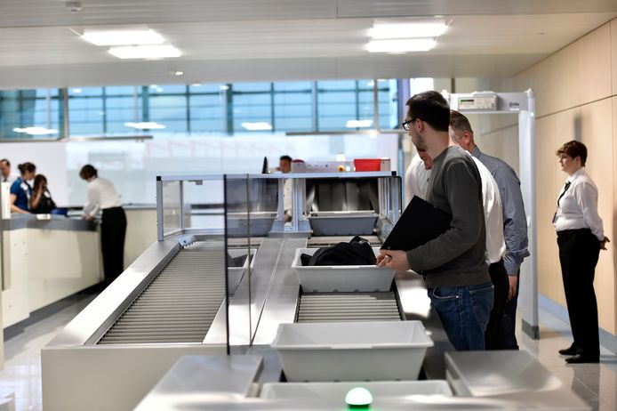 lange-wachtrijen-aan-bagagescreening-op-zaventem-door-actie