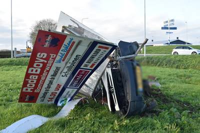 Bestelbus vliegt van rotonde en knalt tegen reclamebord in Zuilichem, automobilist gewond