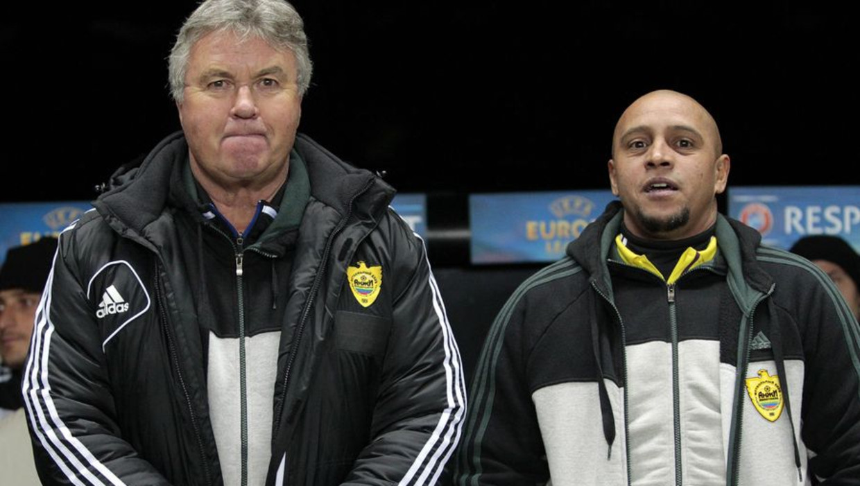 Guus Hiddink en zijn Braziliaanse assistent Roberto Carlos. Beeld afp