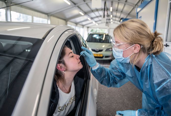 Nieuwe Corona teststraat aan de Denemarkenlaan. Bemonsteraar Lieke neemt een monster af bij Amber Broxks. (Zoetermeer 14-10-20) Foto:Frank Jansen