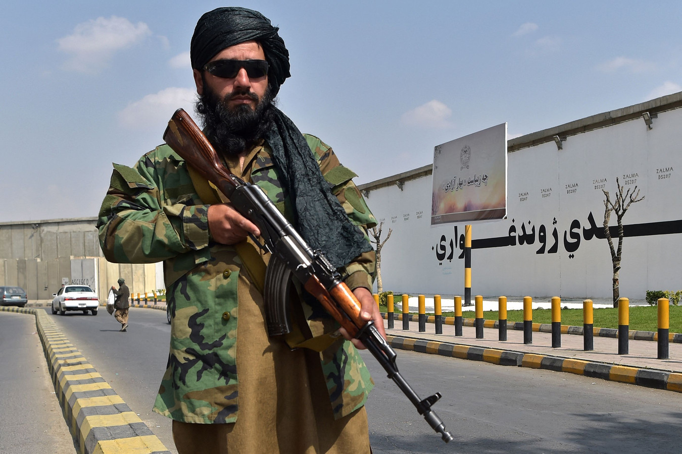 Een talibanstrijder staat op wacht aan het Zanbaq-plein in Kaboel.