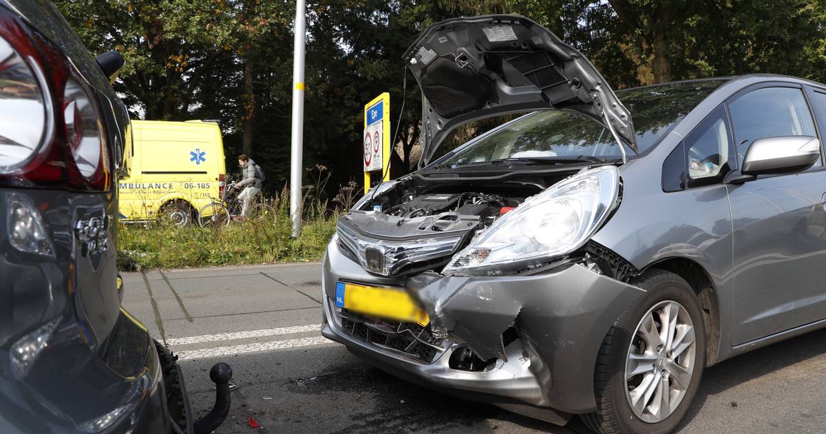 Gewonde en veel schade bij kop-staartbotsing in Epe.