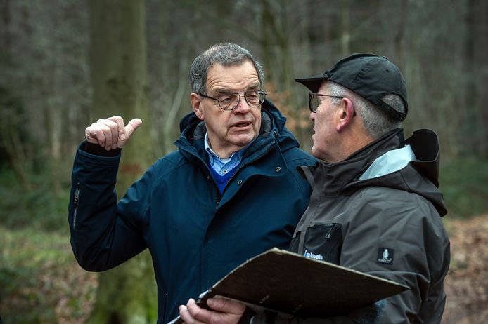 Henk van den Biggelaar was vrijdag met een groep vrijwilligers in het Mastbos om het parcours van de 52ste en laatste Mastboscross te helpen uitzetten. De cross moet verhuizen vanwege de strenge eisen van Staatsbosbeheer.