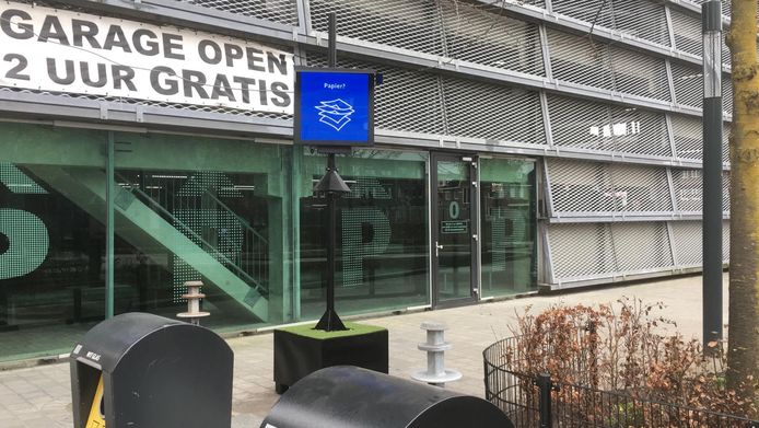 Een scherm waarschuwt mensen dat er meegekeken wordt.