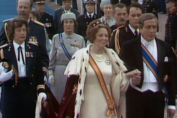 De zware jas van Beatrix