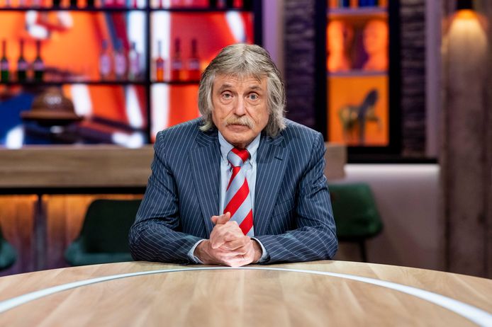 Johan Derksen in het decor van Vandaag Inside.