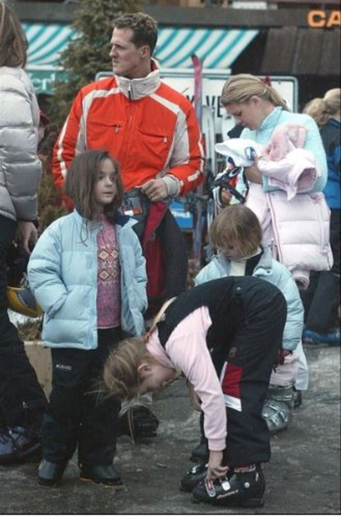 Foto uit 2004: Skifanaat Michael Schumacher samen met vrouw Corinna, dochter Gina Maria en zoon Mick in de Alpen.