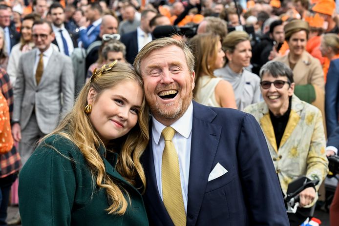 Koning Willem-Alexander en prinses Amalia genieten van Koningsdag.