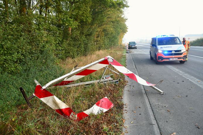 Een VW Golf met Franse nummerplaat reed langs de N58 in Rekkem in op de signalisatie die er opgesteld staat om ongevallen te vermijden. De schade was aanzienlijk.