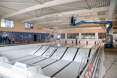 Nieuw zwembad in Rhenen gaat bijna open: ‘Zie je die camera’s aan het plafond? Dat is het drenkeling