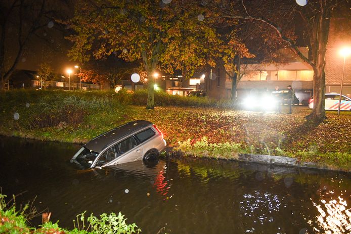 Auto te water aan de Chopinsingel in Alphen