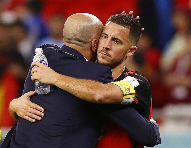 Een knuffel tussen Roberto Martínez en Eden Hazard na de uitschakeling in Qatar. Beeld ANP / EPA