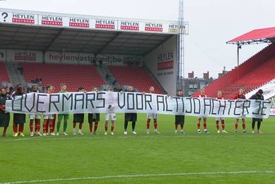 Antwerp-spelers komen met duidelijk spanddoek voor Overmars, Van Bommel: “Iedereen hier steunt mekaar”