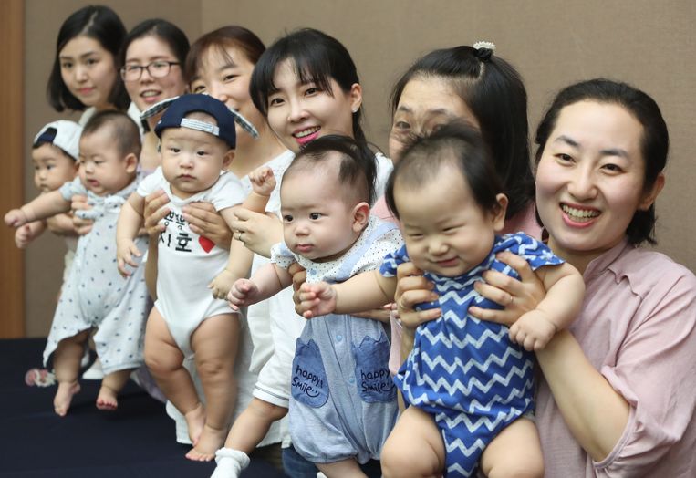 Moeders in de stad Daegu laten hun baby's zien, in het kader van een campagne voor borstvoeding.  Beeld Hollandse Hoogte, EPA
