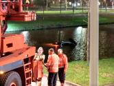 Automobilist mist bocht en raakt te water op Laan van Hoornwijck