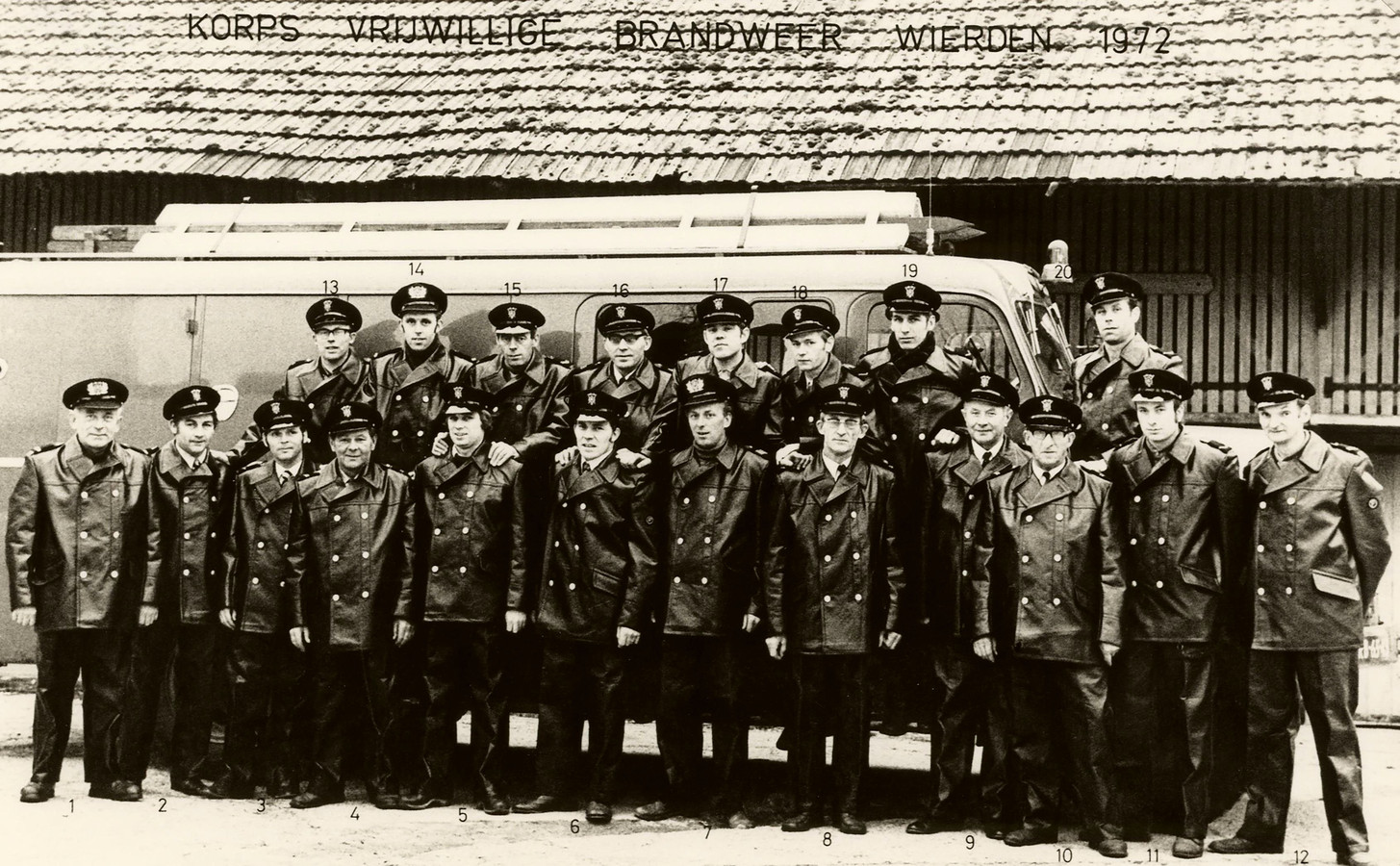 Groepsfoto van de vrijwillige Brandweer Wierden in 1972.