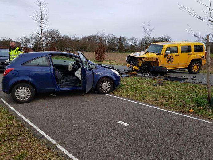 De gele Hummer kwam op de verkeerde weghelft terecht en knalde op de personenauto in Winterswijk.